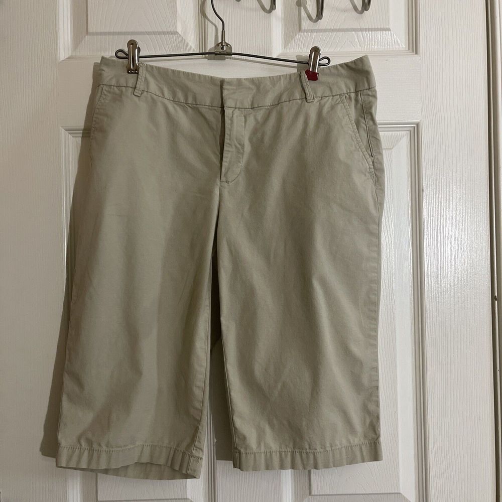 Liz Claiborne Women’s Bermuda Shorts. Size 6. Khaki. Two Pockets In Front & Back